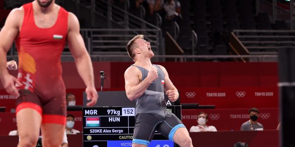 Tokio, Japonia, 03.08.2021. Igrzyska Olimpijskie - Tokio 2020, 3 bm. Polak Tadeusz Michalik (P) cieszy siê ze zwyciêstwa po  pojedynku o br¹zowy medal (kategoria 97 kg) w zapasach w stylu klasycznym z Wêgrem Alexem Gergo Szoke (L). (gj) PAP/Leszek Szymañski   EDITORIAL USE ONLY